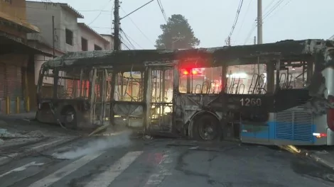 Corpo de Bombeiros foi acionado para incêndio em um ônibus no Grajaú (CRÉDITO: REPRODUÇÃO/TV GLOBO)