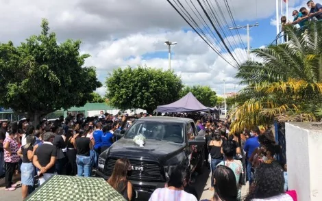 Multidão acompanhando cortejo em Araci, com corpo de médico morto na Bahia (CRÉDITO: BRUNA EVANGELHO/TV SUBAÉ)