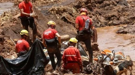 Equipe de resgate busca vítimas após rompimento de barragem em Brumadinho (CRÉDITO: ADRIANO MACHADO/REUTERS)