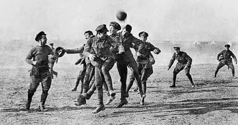 Sinal da paz: os soldados rivais jogam futebol na “Terra de Ninguém” durante a Trégua de Natal (CRÉDITO: IMPERIAL WAR MUSEUM)