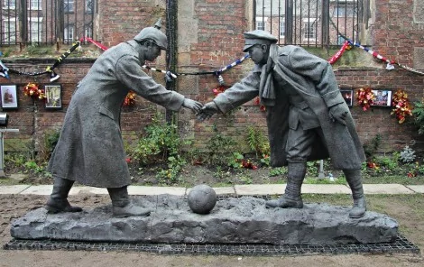 “All Together Now”: estátua em Liverpool comemora a trégua de Natal de 1914 (CRÉDITO: REPRODUÇÃO)