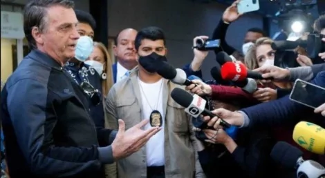 O presidente na saída do hospital onde esteve internado (CRÉDITO: SÉRGIO LIMA/PODER 360)