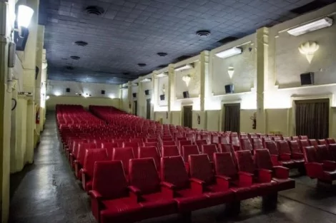 Cadeiras vermelhas são a marca registrada do cinema mais antigo do Brasil (CRÉDITO: REPRODUÇÃO)