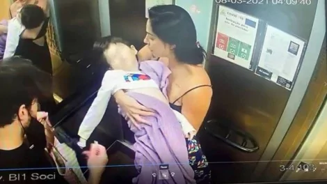 Câmeras flagraram menino desarcodado no colo da mãe (CRÉDITO: REPRODUÇÃO)