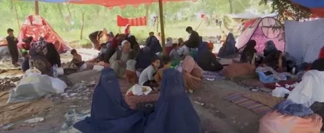 Famílias deixam suas casas com medo da violência do Talibã (CRÉDITO: REPRODUÇÃO)