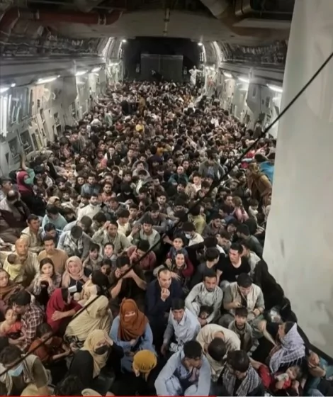 População se esconde em aeronave americana com medo do Talibã (CRÉDITO: REPRODUÇÃO)