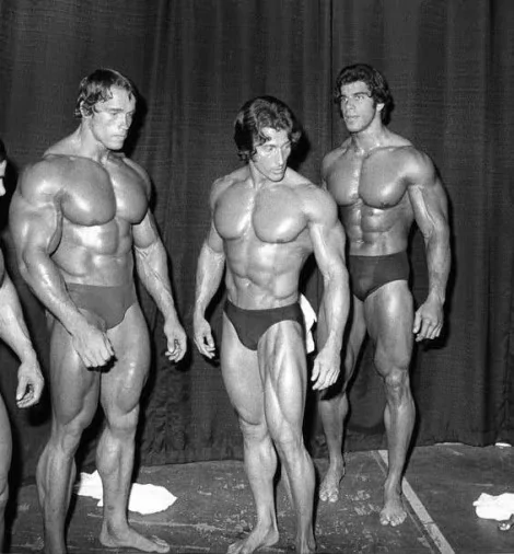 Arnold Schwarzenegger, Frank Zane e Lou Ferringo, em 1974 (CRÉDITO: REPRODUÇÃO/INSTAGRAM)