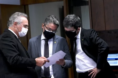 Renan Calheiros, Alessandro Vieira e Randolfe Rodrigues durante a CPI da Covid (CRÉDITO: REPRODUÇÃO)