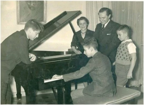Nelson Freire, ainda criança, em pé ao lado do piano (CRÉDITO: REPRODUÇÃO)