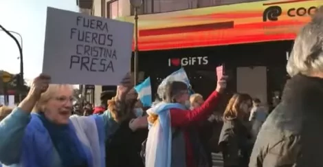 Protestos ocorrem logo após a saída de Martín Guzmán do Ministério da Economia (CRÉDITO: REPRODUÇÃO)