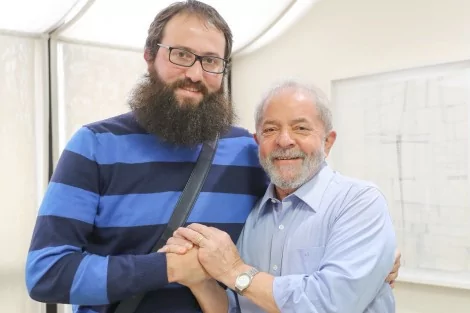 Lula e Fuks em encontro no ano de 2017, quando o escritor entregou ao petista um exemplar do livro A Resistência (CRÉDITO: REPRODUÇÃO)