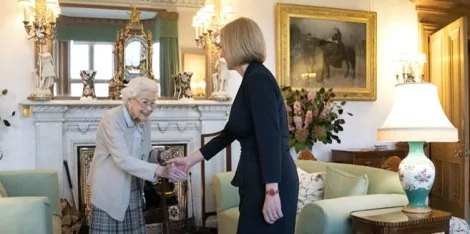 Rainha recebeu a atual primeira-ministra do Reino Unido, Liz Truss, um dia antes de falecer (CRÉDITO: REPRODUÇÃO)