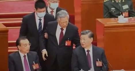 Xi Jinping foi implacável e mandou tirar ex-presidente à força do local (CRÉDITO: REPRODUÇÃO)