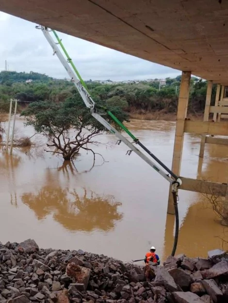 Na ponte sobre o Rio Pardo, os serviços visaram à contenção da cabeceira - Foto: Divulgação/DAER