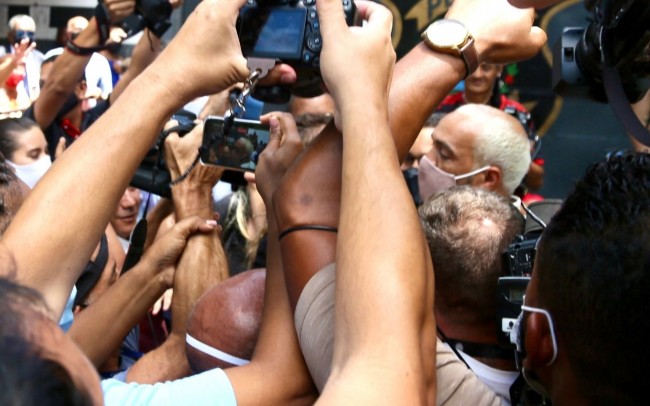 O cantor foi cercado por fãs e pela imprensa
