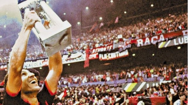 Pelo Flamengo, o capitão Zico também ergueu a taça de campeão brasileiro de 1987 (CRÉDITO: REPRODUÇÃO/INTERNET)