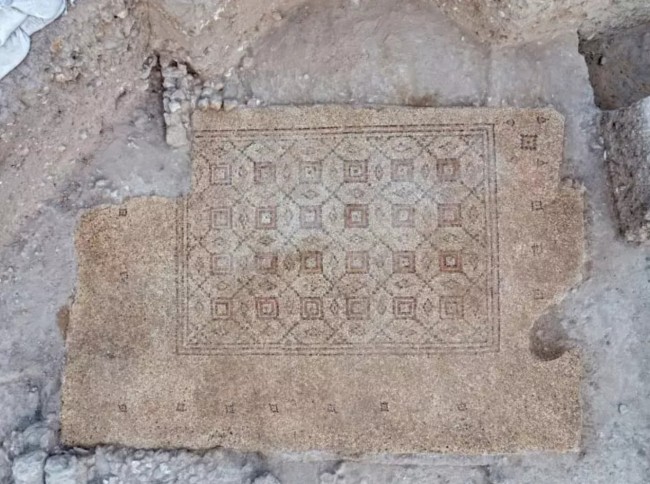 O mosaico será exibido em uma praça em Yavne (CRÉDITO: ASSAF PERETZ/CORTESIA AUTORIDADE DE ANTIGUIDADES DE ISRAEL)