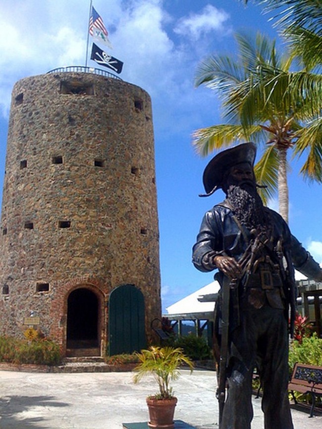 Estátua em homenagem a Barba-Negra no Castelo de St Thomas (CRÉDITO: REPRODUÇÃO)