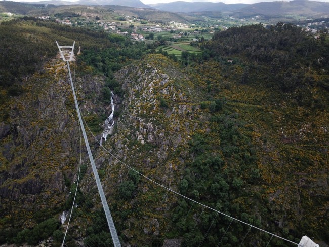 A Arouca 516 está aberta para residentes locais no norte de Portugal, em 29 de abril de 2021 (CRÉDITO: VIOLETA SANTOS MOURA/REUTERS)