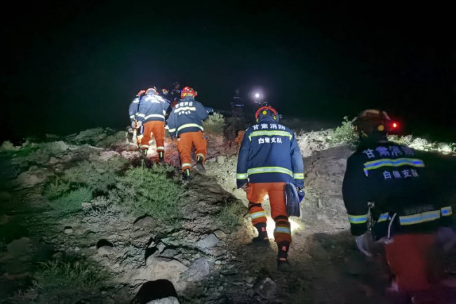 Equipe de resgate procura desaparecidos na prova realizada em Gansu no domingo (CRÉDITO: XINHUA)