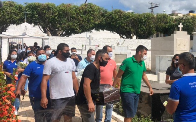 Andrade Lopes Santana foi enterrado no final da manhã deste sábado (CRÉDITO: BRUNA EVANGELHO/TV SUBAÉ)