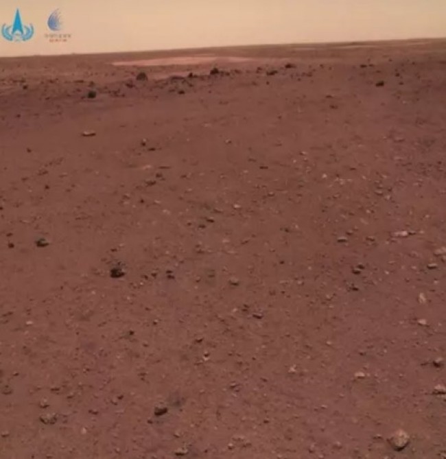 Imagem do rover chinês Zhurong mostra superfície laranja de Marte (CRÉDITO: REUTERS/CNSA)