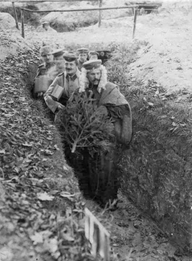 Soldados alemães comemorando o Natal em uma trincheira durante a Primeira Guerra Mundial (CRÉDITO: IMPERIAL WAR MUSEUM)