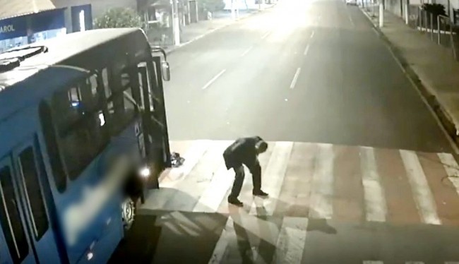Motorista sai do veículo para procurar atropelado (CRÉDITO: REPRODUÇÃO/INTERNET)
