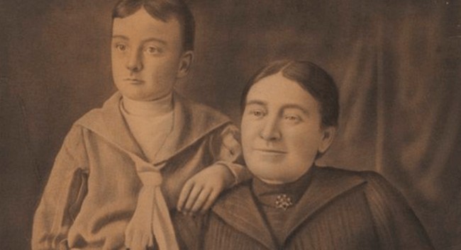 O escritor com a mãe adotiva (CRÉDITO: REPRODUÇÃO)