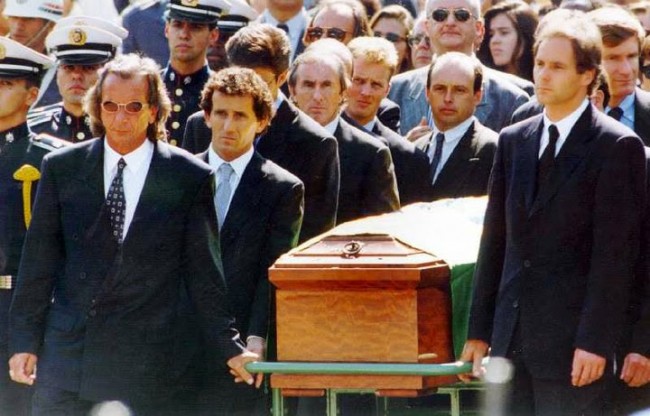 Pilotos adversários se unem e levam o caixão com Senna (CRÉDITO: REPRODUÇÃO)