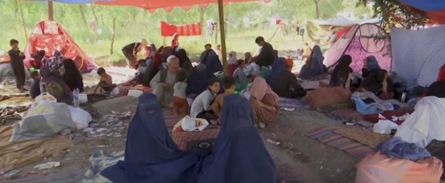 Famílias deixam suas casas com medo da violência do Talibã (CRÉDITO: REPRODUÇÃO)