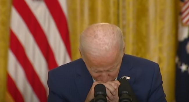 Ao ser questionado de quem seria a culpa, Biden chora (CRÉDITO: REPRODUÇÃO)
