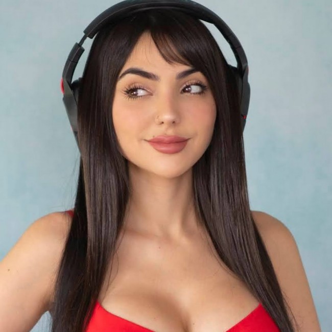 Nyvi Stephan foi eleita a maior apresentadora de eSports da América Latina e terceira melhor do mundo (CRÉDITO: REPRODUÇÃO)