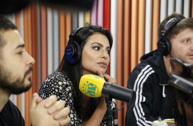 Cíntia, no Programa Pânico, da Jovem Pan (CRÉDITO: REPRODUÇÃO)