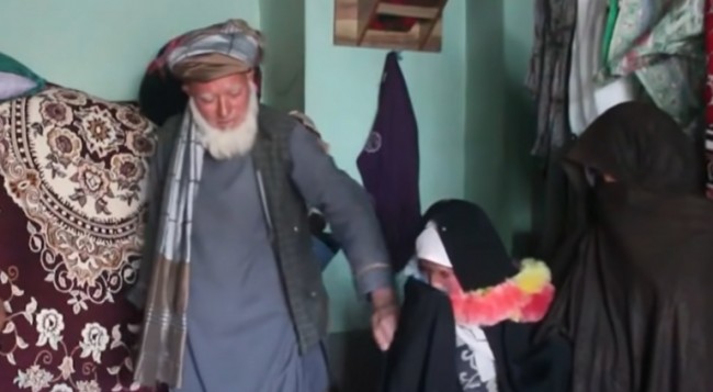 Homem de 55 leva a menina de 9 anos (CRÉDITO: REPRODUÇÃO)