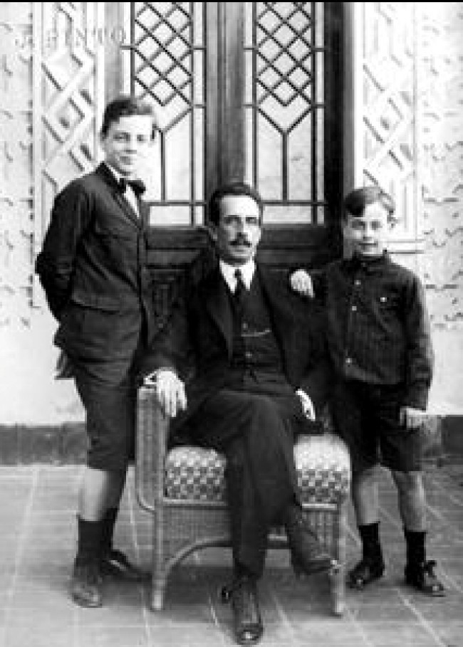 Carlos Chagas entre os filhos Ewandro Chagas e Carlos Chagas Filho (CRÉDITO: REPRODUÇÃO)
