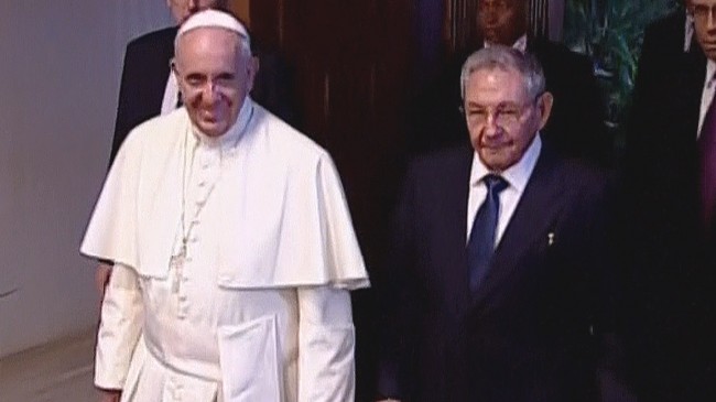 O Papa com Raul Castro, de Cuba (CRÉDITO: REPRODUÇÃO)