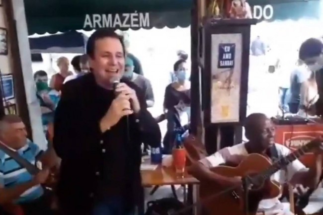 Amante de sambas, Paes foi flagrado, em maio deste ano, em bar lotado durante a pandemia da Covid-19 (CRÉDITO: REPRODUÇÃO)