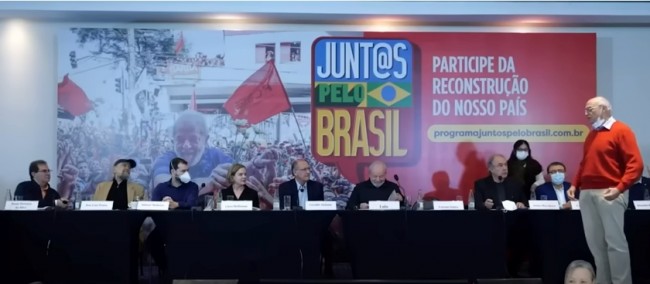 Lula ficou o tempo todo de cabeça baixa rindo, enquanto Gleisi olhava diretamente para o ex-senador (CRÉDITO: REPRODUÇÃO)