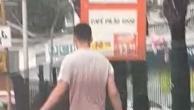 Homem é morto de forma brutal em frente a supermercado (VÍDEO)