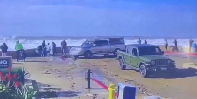 Raro fenômeno de ondas ocorre na Califórnia e interdita praias