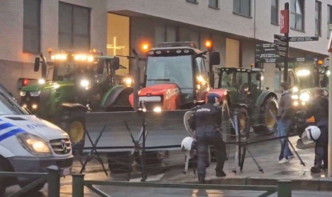 Agricultores ignoram até policiais e avançam com tratores em protesto na Europa