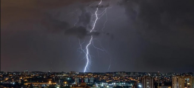 Ciclone chega a Porto Alegre acompanhado de rajadas de vento e muita chuva