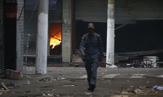 Incêndio atinge Shopping 25 de Março, em São Paulo