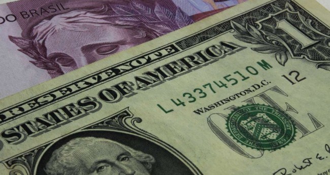 Dólar cai pelo segundo dia consecutivo com foco no fiscal e eleições dos EUA; moeda norte-americana fecha a R$ 5,74