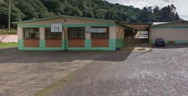 Professora é atacada a facadas por alunos em escola de Caxias do Sul