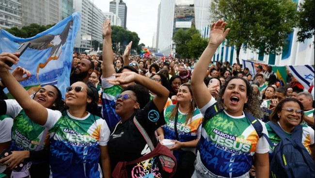 Evangélicos crescem e representam mais de um quarto da população