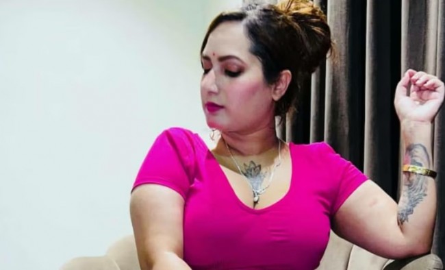 Influenciadora indiana é encontrada morta dentro de carro com placa falsa