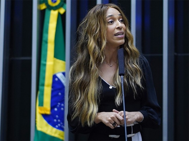 Dinheiro público para cirurgia no nariz? Deputada do PSOL é acusada de usar reembolso da Câmara para procedimento estético