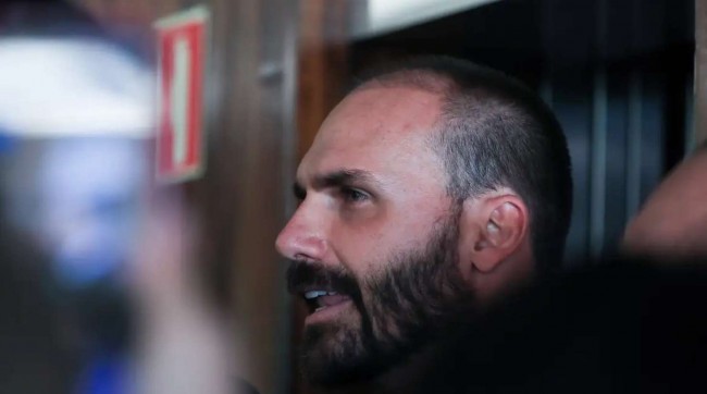PT pede suspensão do mandato e bloqueio de salário de Eduardo Bolsonaro